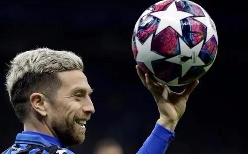  布雷西亚女足创历史，首夺意甲冠军奖杯  